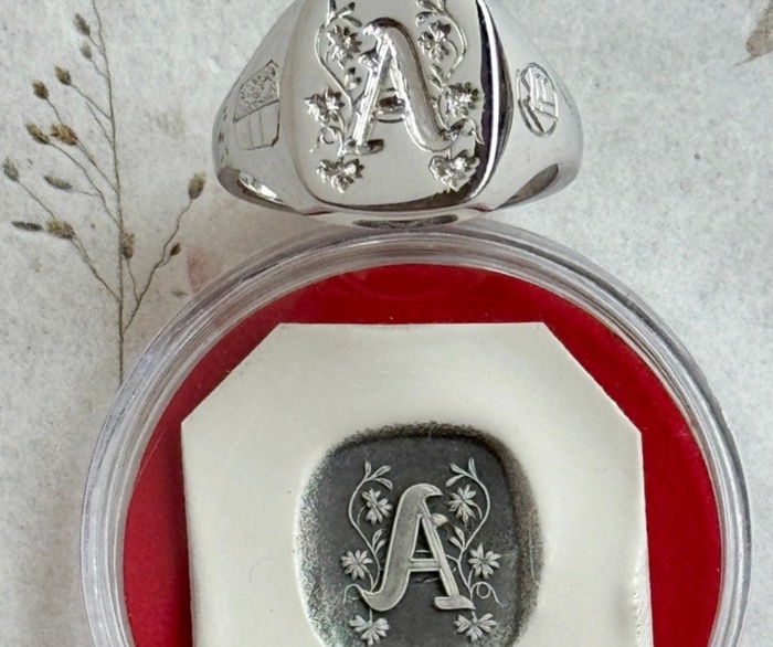 Signet Stories: A Ring Between Two Worlds