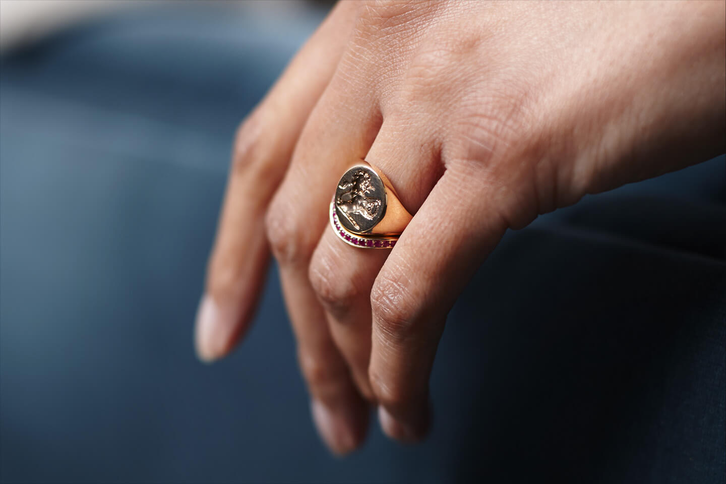На какой руке пальце носят печатку. Кольцо на мизинец мужское. Перстень мужской. Мужские кольца на руке. Печатка на мизинец мужская.